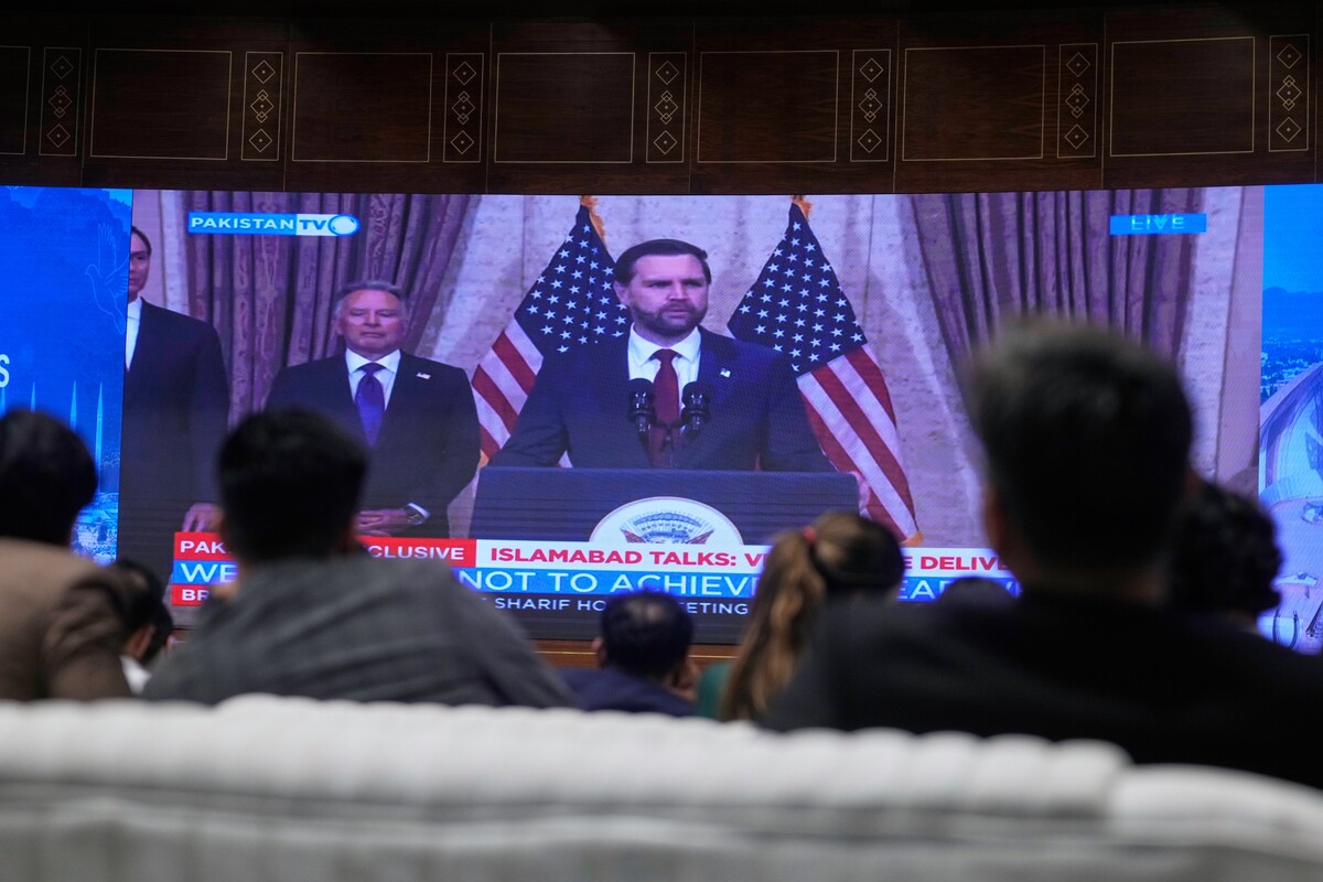 Journalists watch the U.S. Vice President JD Vance speech telecasting by state run television after his meeting with Iranian officials at a media center, in Islamabad, Pakistan, Sunday, April 12, 2026. (AP Photo/Anjum Naveed)