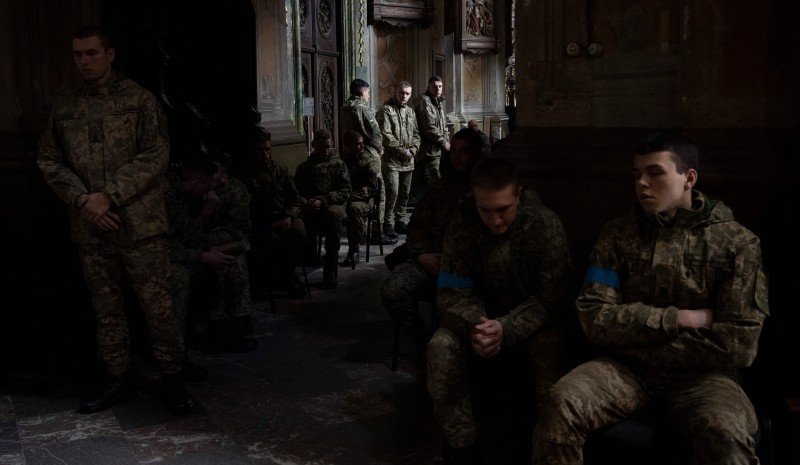Ukrajinski vojni kadeti za vrijeme pogrebne mise za poginule suborce u napadu na bazu Jarokiv u blizini Lavova, 15. ožujka 2022. (izvor: AP Photo/Bernat Armangue/Guliver Image)