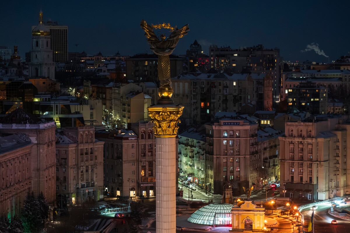 Central Independence square is seen as the city fights with blackout following Russia's air attacks on the country's energy sector in Kyiv, Ukraine, Saturday, Jan. 31, 2026.(AP Photo/Vladyslav Musiienko)