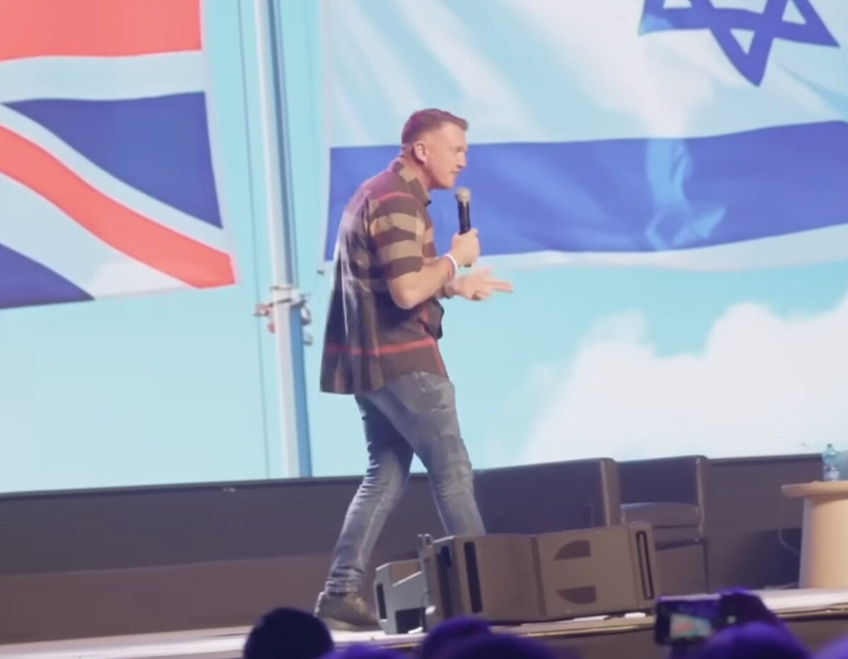 Tommy Robinson gives a speech in Tel Aviv