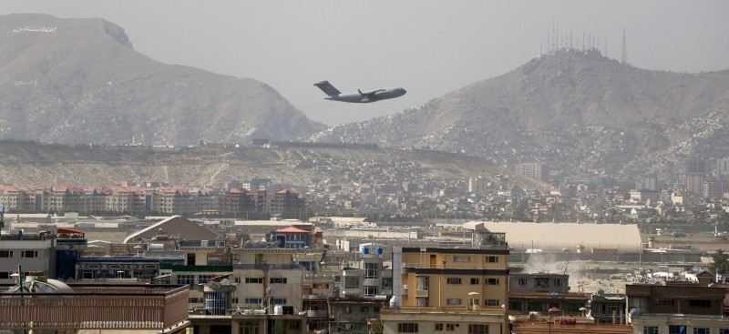 Američki teretni vojni zrakoplov uzlijeće iz Kabula, 28. kolovoza 2021. (izvor: AP Photo/Wali Sabawoon/Guliver Image)