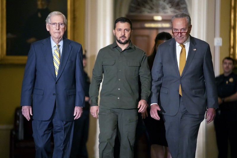 Zelenski u američkom Senatu - s lijeve strane je republikanski lider, Mitch McConnell, s desne demokratski, Chuck Schumer (izvor: AP Photo/Mark Schiefelbein/Guliver Image)