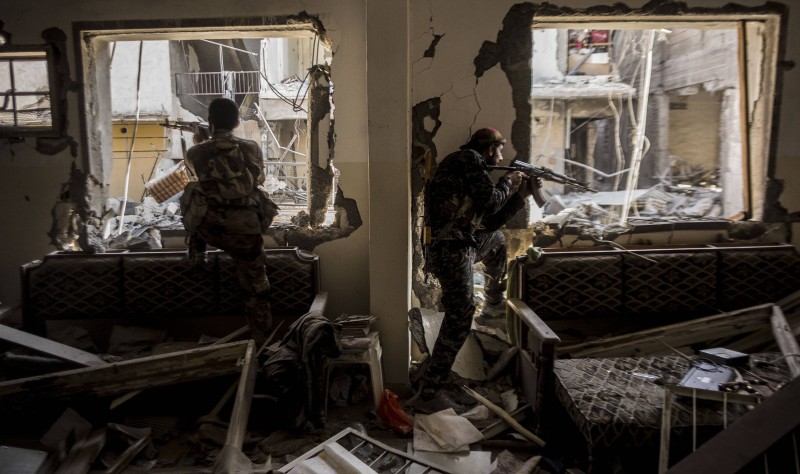 Kurdske SDF snage 2017. za vrijeme Bitke za Raqqu protiv ISIL-a (izvor: Imago Lifestyle / Jake Simkin / Guliver Image)