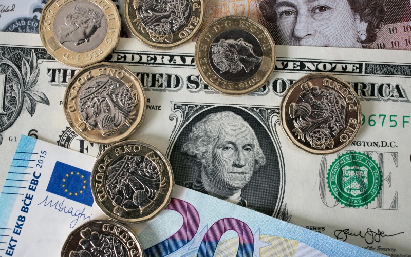 Američki dolar, zajedno s funtama i eurima (izvor: Matt Cardy/Getty Images/Guliver Image)