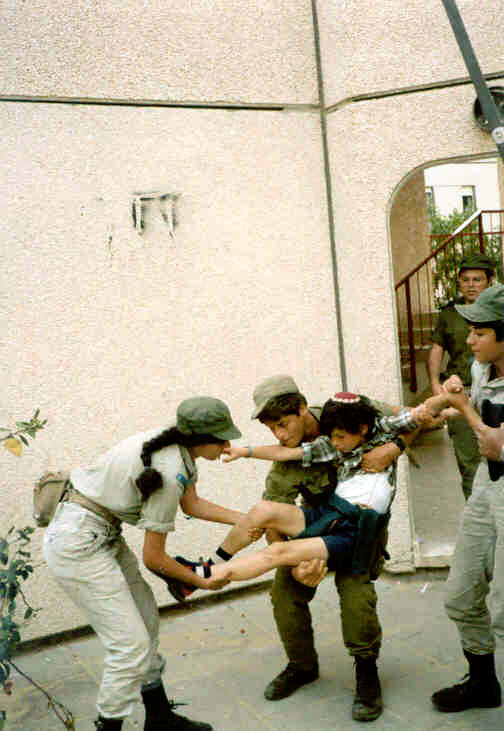 Israeli forces forcibly remove the remaining residents of Yamit
