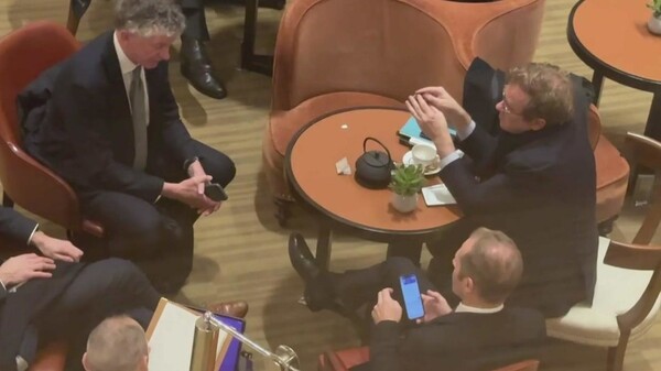 Jonathan Powell (lijevo) sastaje se s kolegama u hotelu InterContinental u Ženevi, 17. veljače 2026.