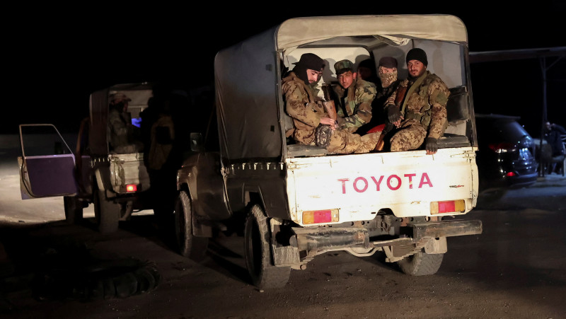 Pripadnici islamističke vlade na putu prema Latakiji, 6. ožujka 2025. (izvor: Reuters/Mahmoud Hassano/Guliver Image)