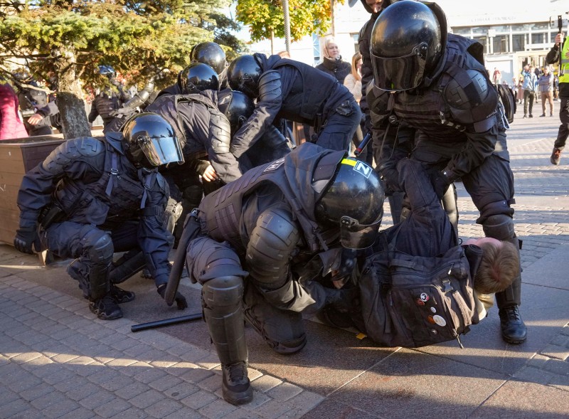 Ruska policija privodi prosvjednike u Sankt Peterburgu, 24. rujna 2022. (izvor: AP Photo / Guliver Image)