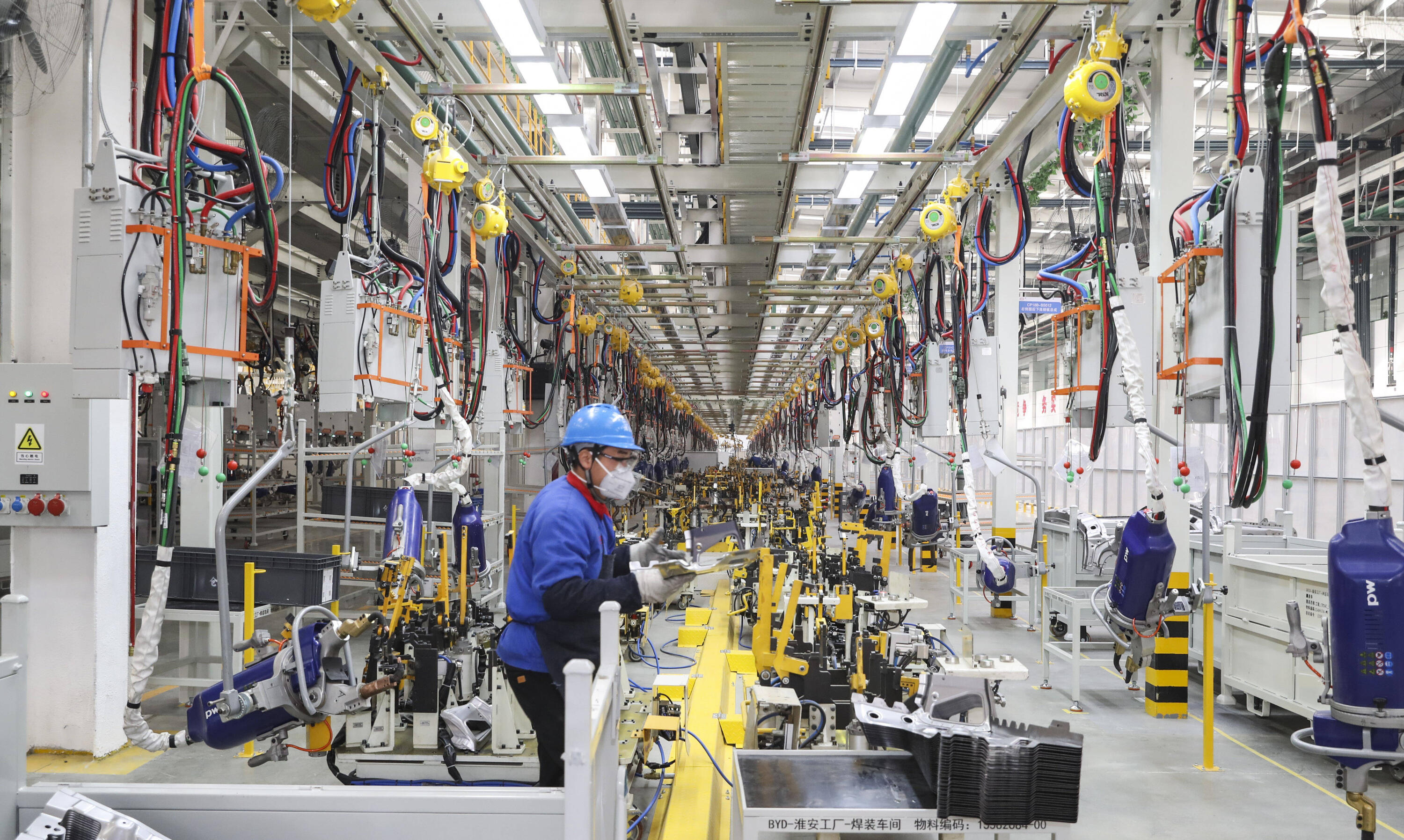 BYD New Energy Commercial Vehicle Manufacturing HUAI AN, CHINA - JANUARY 11, 2024 - Workers produce a BYD new energy commercial vehicle at a workshop in Huai an City, Jiangsu Province, China, Jan 11, 2024. Huai an Jiangsu China PUBLICATIONxNOTxINxCHN Copyright: xCFOTOx i1704962364878