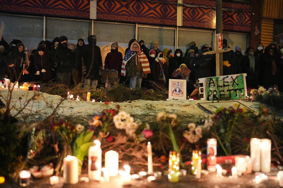 People gather during a vigil for 37-year-old Alex Pretti, who was fatally shot by a U.S. Border Patrol officer earlier in the day, Saturday, Jan. 24, 2026, in Minneapolis. (AP Photo/Adam Gray)