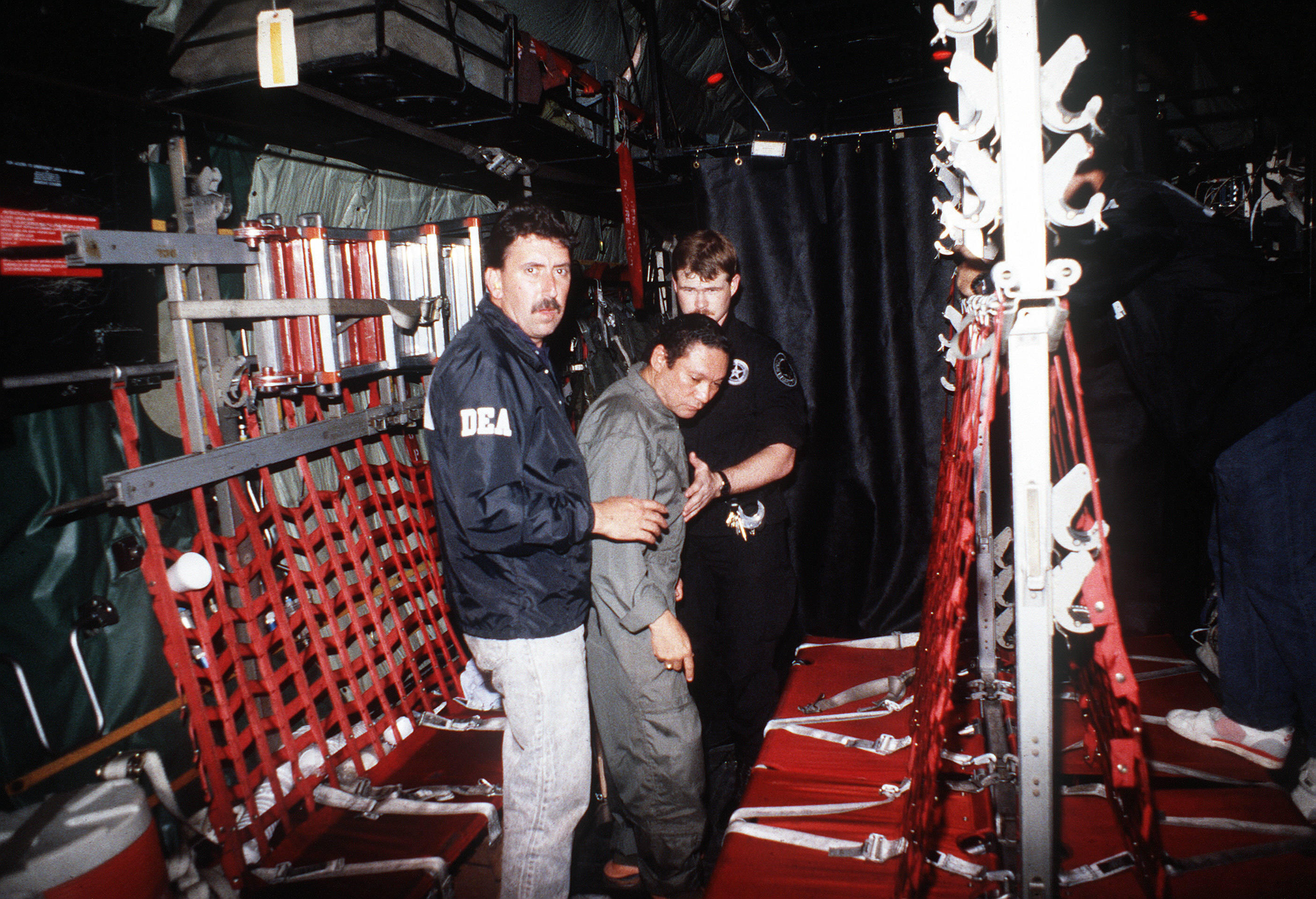 RECORD DATE NOT STATED GEN. Manuel Noriega is escorted onto a U.S. Air Force aircraft by agents from the U.S. Drug Enforcement Agency DEA. The former Panamanian leader will be flown to the United States, where he will be held for trial on drug charges. Base: Howard Air Force Base Country: Panama PAN Copyright: xpiemagsx nararecdefpie08012022c-9326 ACHTUNG AUFNAHMEDATUM GESCHTZT