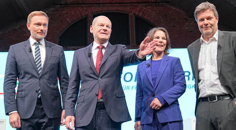 S lijeva na desno: Christian Lindner (FDP - financije), Olaf Scholz (SPD - kancelar), Annalena Baerbock (Zeleni - vanjski poslovi), Robert Habeck (Zeleni - ekonomija i zaštite klime) / izvor: Kay Nietfeld/picture-alliance/dpa/AP Images/Guliver Image