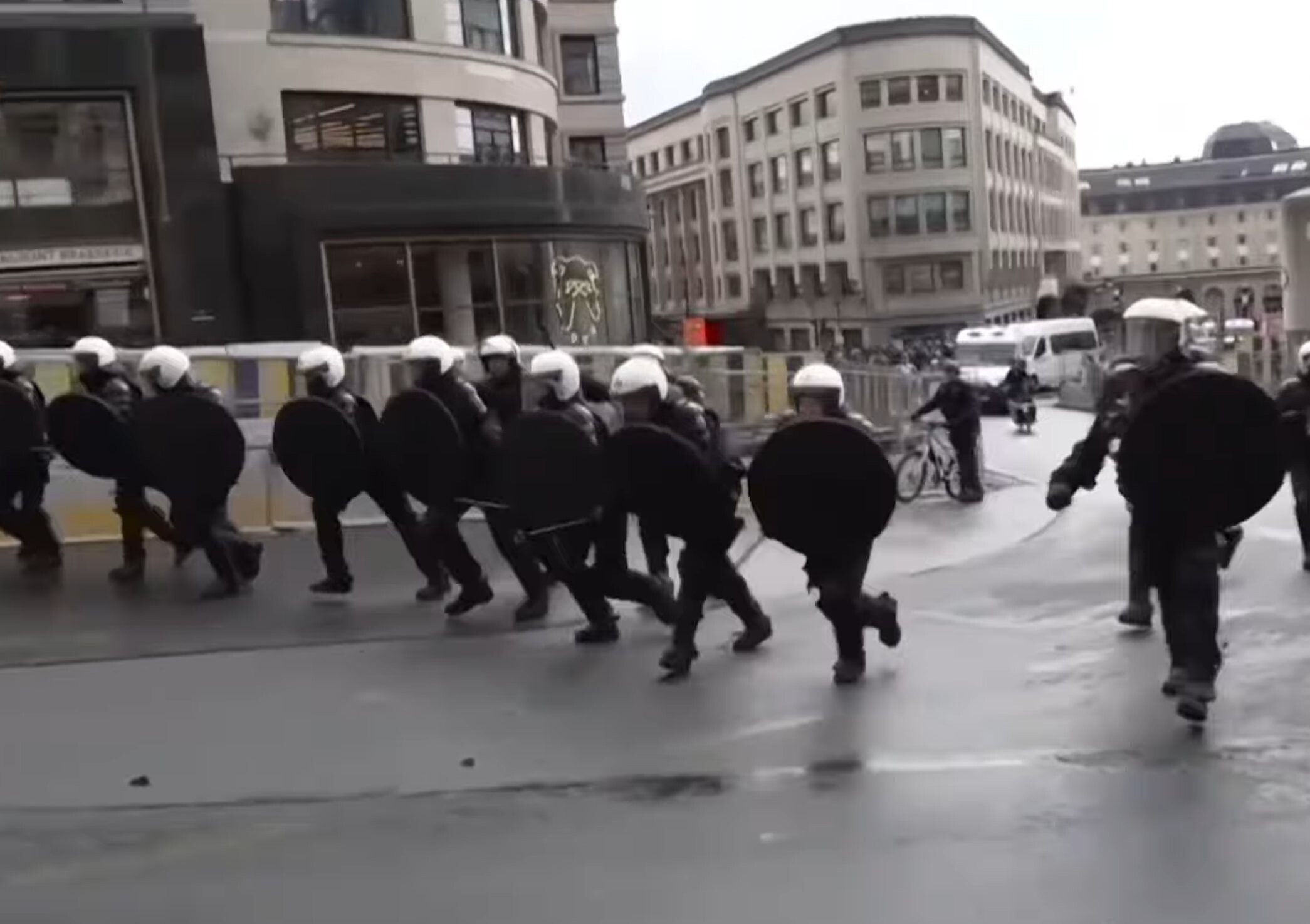 Belgijske policijske snage jurišaju na prosvjednike