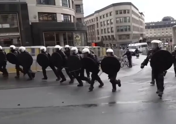 Belgijske policijske snage jurišaju na prosvjednike