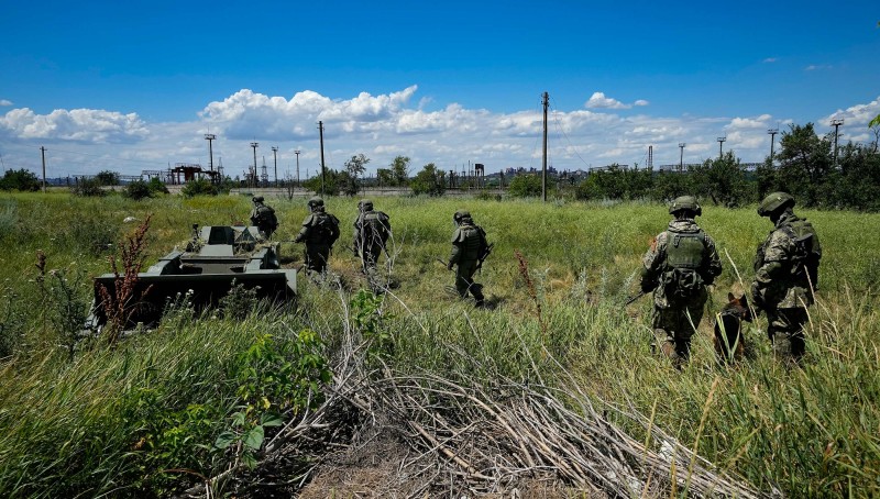 Ruski vojnici uklanjanju mine u blizini Mariupolja, 13. srpnja 2022. (izvor: AP/Guliver Image)