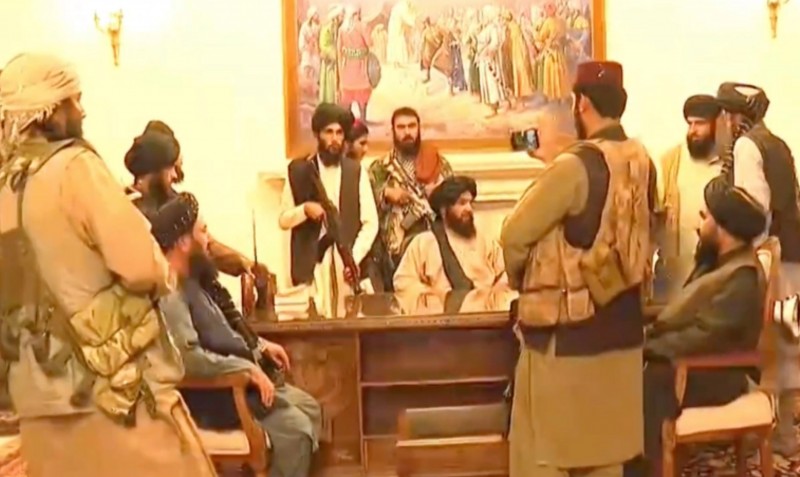 Talibani u predsjedničkoj palači u Kabulu, 15.8.2021. (izvor: YouTube)