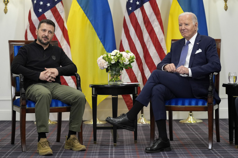 Zelenski i Biden u Parizu, 7. lipnja 2024. (izvor: AP Photo/Evan Vucci/Guliver Image)