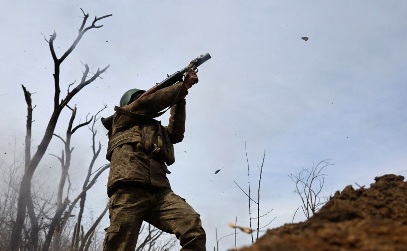 Ukrajinski vojnici u blizini Bahmuta, travanj 2023. (izvor: REUTERS/Kai Pfaffenbach/Guliver Image)