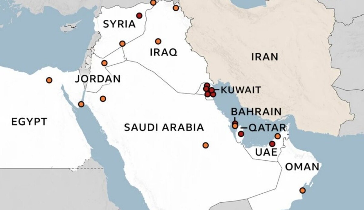 Američke deklarirane vojne baze na Bliskom istoku (crvena boja označava američke baze, narančaste baze s američkom vojnom prisutnošću)