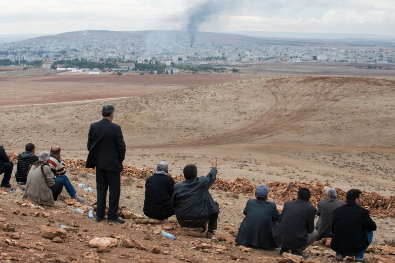 Kurdi s turske strane granice promtraju bitku za Kobani, 19. listopada 2014. (izvor: Imago Lifestyle/Guliver Image)
