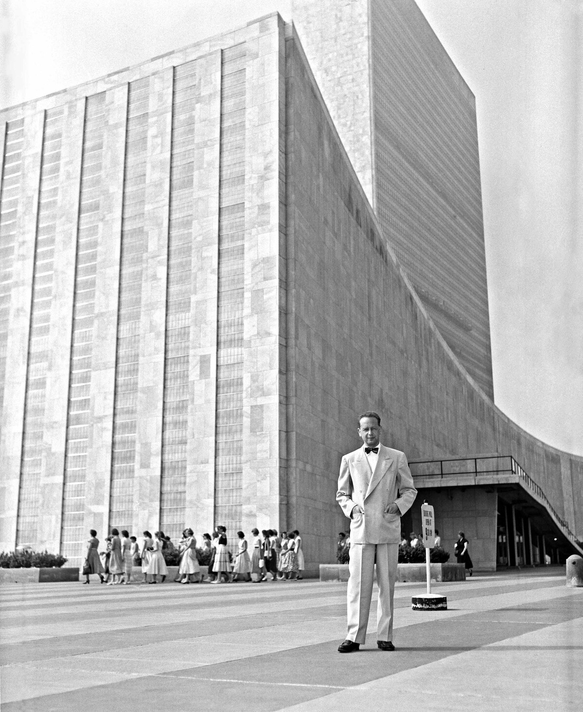 Hammarskjöld outside UN headquarters