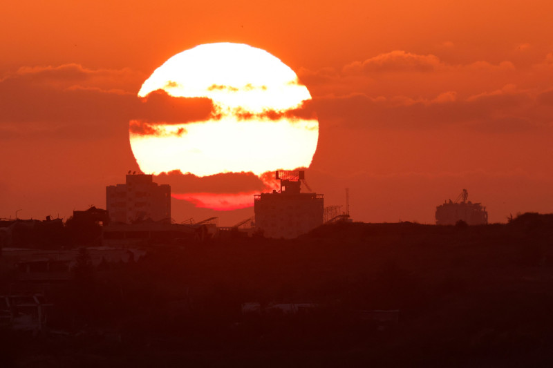 Zalaz sunca u Gazi (izvor: Reuters/Amir Cohen/Guliver ImageReuters/Amir Cohen/Guliver Image)