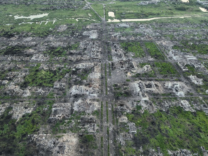 Scene uništenja u Marinki kod Donjecka (AP Photo/Libkos/Guliver Image)