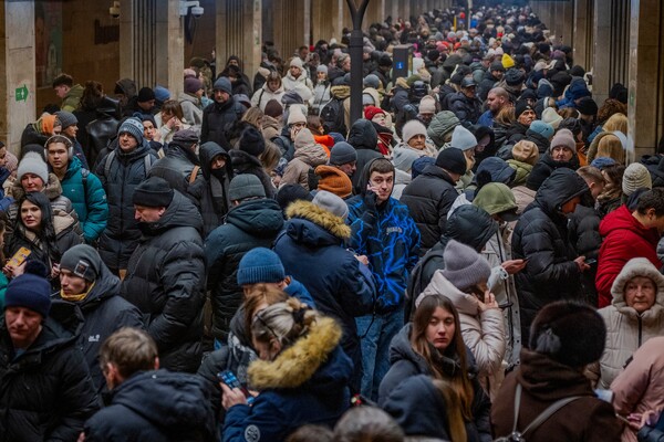 Ljudi u Kijevu čekaju kraj zračne uzbune u podzemnoj željeznici, 26. siječnja 2026.