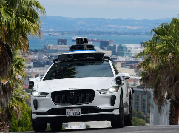 Robotaksiji iz budućnosti stižu brže nego što mislimo: koliko je autonomna vožnja doista sazrela i kako će gradovi izgledati kad AI preuzme volan?