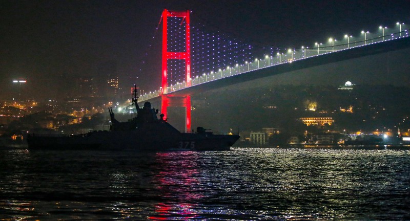 Ruski ratni brod Dmitrij Rogačev prolazi kroz Bospor, 16. veljače 2022. (izvor: AP Photo/Emrah Gurel/Guliver Image)