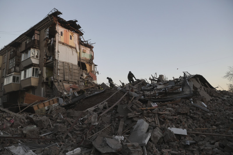 Scena nakon ruskog udara u Zaporožju, 7. studenog 2024. (izvor: AP Photo/Kateryna Klochko/Guliver Image)