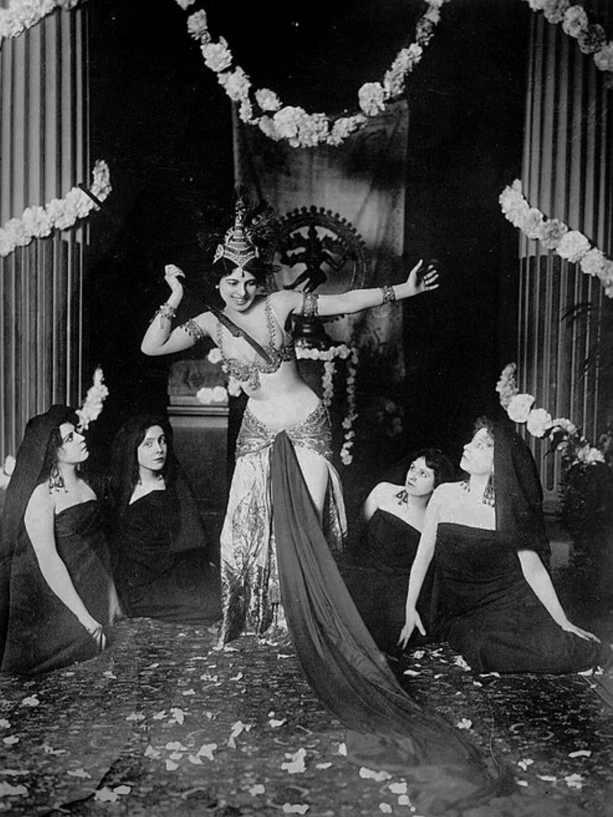 Mata Hari performing in 1905