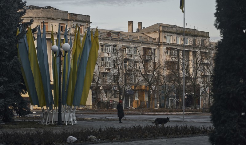 U centru Bahmuta, gradu u regiji Donjeck oko kojeg traju teške borbe, 9. prosinca 2022. (AP Photo/LIBKOS/Guliver Image)
