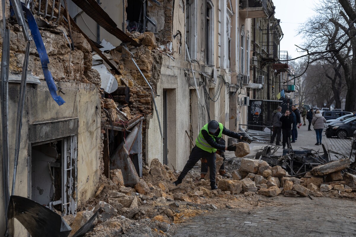 A municipal worker clears the rubble of residential building damaged after a Russian drone strike in Odesa, Ukraine, on Thursday, March 19, 2026. (AP Photo/Oleg Grekov)