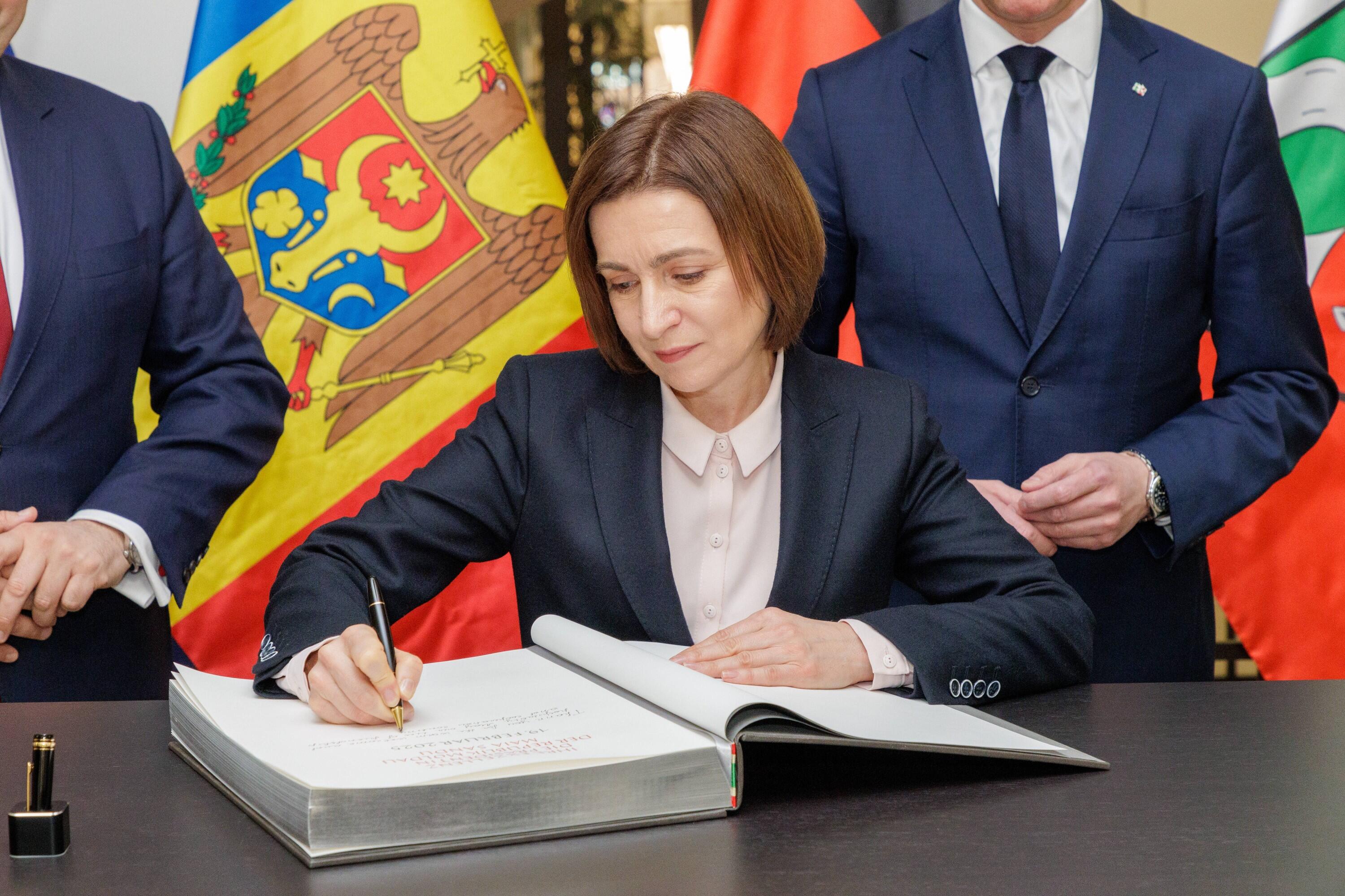 RECORD DATE NOT STATED 19.02.2025. D?sseldorf. NRW-Ministerpr?sident Hendrik W?st empf?ngt die Staatspr?sidentin der Republik Moldau, Maia Sandu, zu einem Gespr?ch in der Staatskanzlei des Landes Nordrhein-Westfalen. D?sseldorf Staatskanzlei des Landes Nordrhein-Westfalen Nordrhein-Westfalen Deutschland *** 19 02 2025 D?sseldorf NRW Minister-President Hendrik W?st receives the President of the Republic of Moldova, Maia Sandu, for talks at the State Chancellery of the State of North Rhine-Westphalia D?sseldorf State Chancellery of the State of North Rhine-Westphalia North Rhine-Westphalia Germany