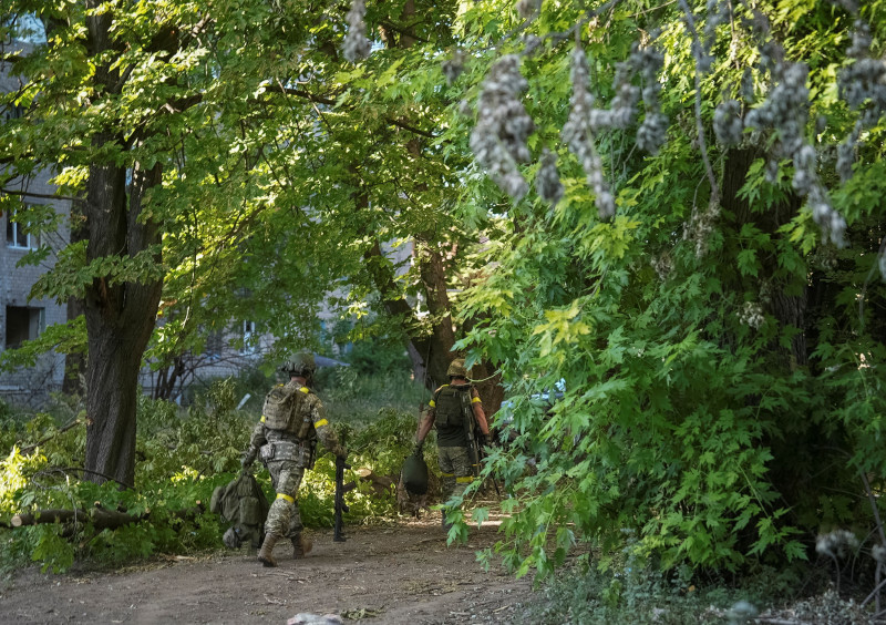 Ukrajinski vojnik u gradu Časiv Jar (izvor: Inna Varenytsia/Reuters/Guliver Image)