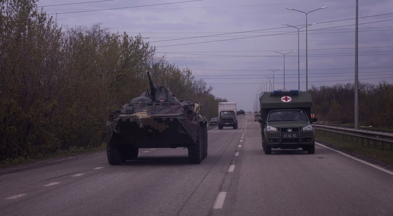 Ukrajinske snage na cestu u regiji Donjeck, 23. travnja 2022. (izvor: AP Photo/Evgeniy Maloletka/Guliver Image)