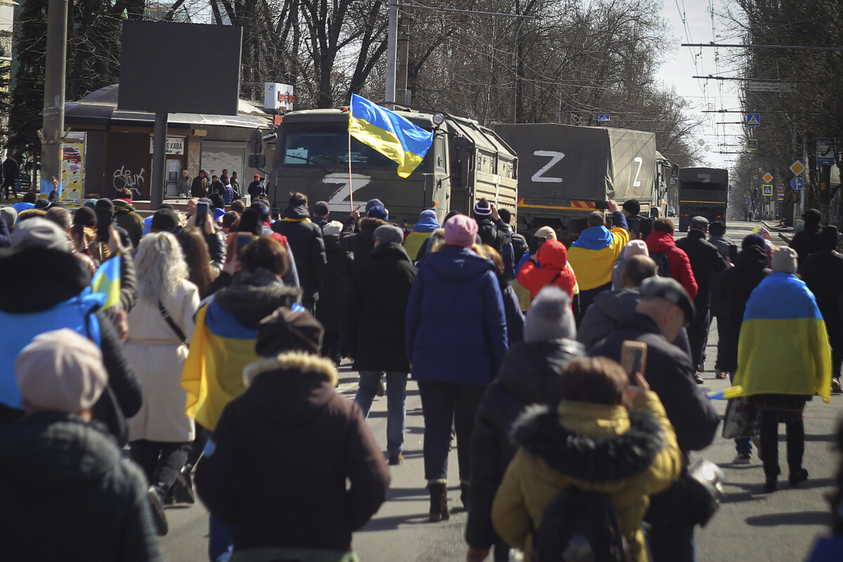 Ukrajinci prosvjeduju protiv ruske vojske u Hersonu - fotografija iz 20. ožujka 2022. Ruska vojska povukla se iz grada 11. studenog 2022. (izvor: AP Photo/Guliver Image)