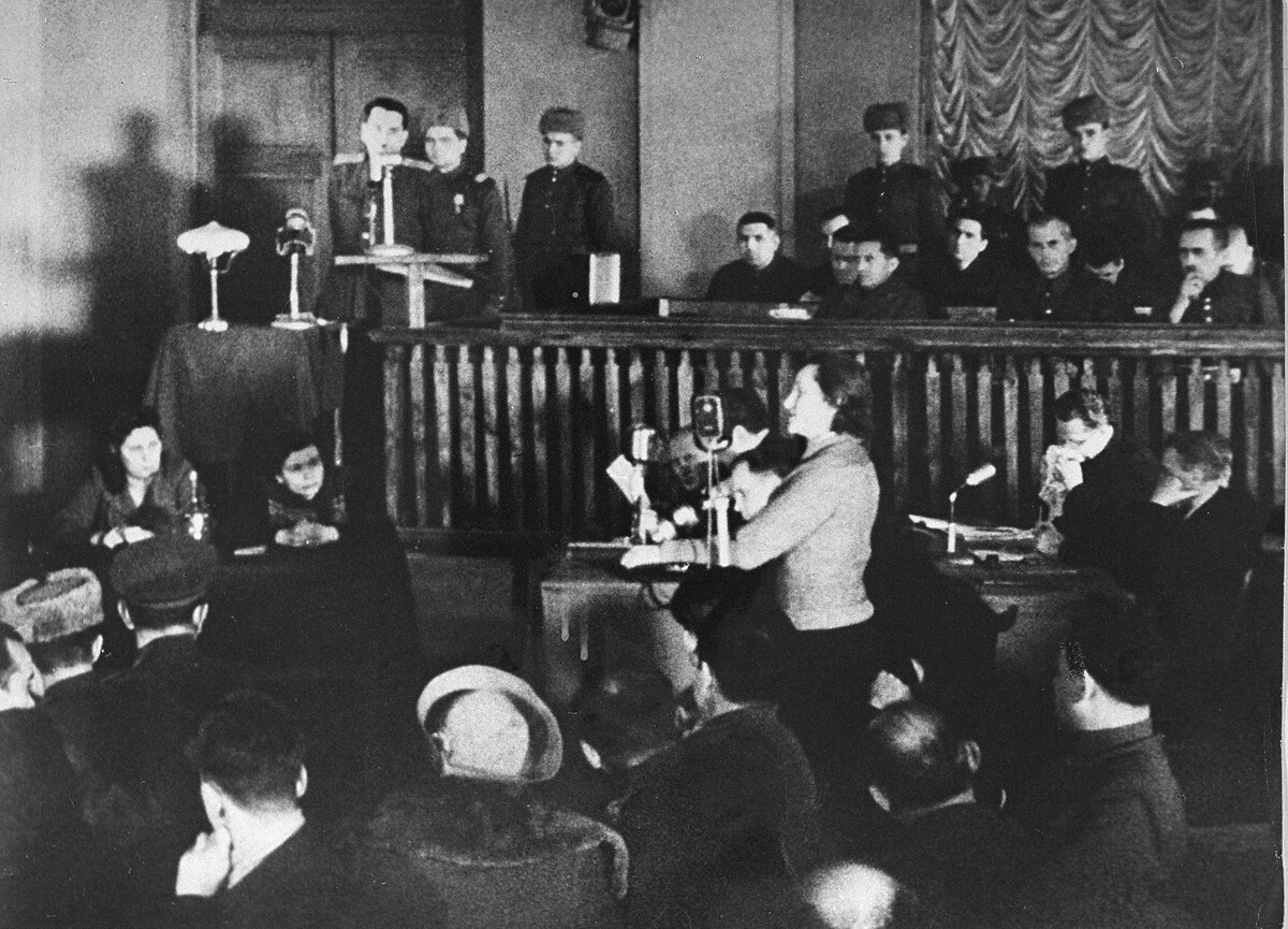 Pronicheva testifying at the Kyiv war crimes trial of fifteen members of the German police responsible for the occupied Kyiv region (January 24, 1946)