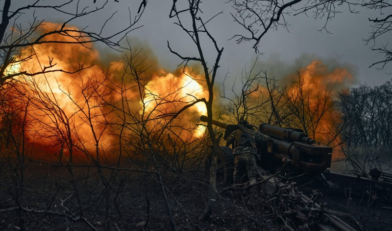 Ukrajinska artiljerija u blizini Bahmuta, regija Donjeck, 20. studenog 2022. (izvor: AP Photo/LIBKOS/Guliver Image)