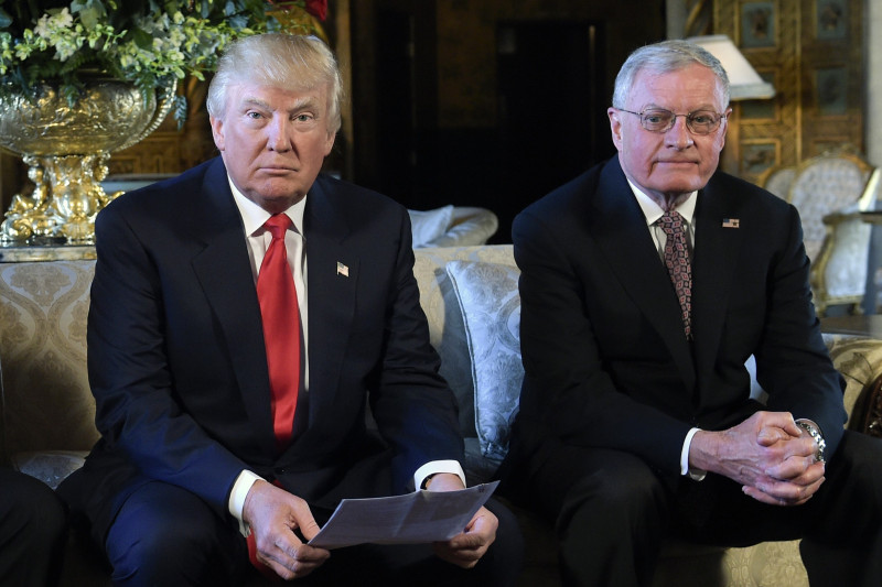 Donald Trump i Keith Kellogg 2017. godine (izvor: AP Photo/Susan Walsh/Guliver Image)