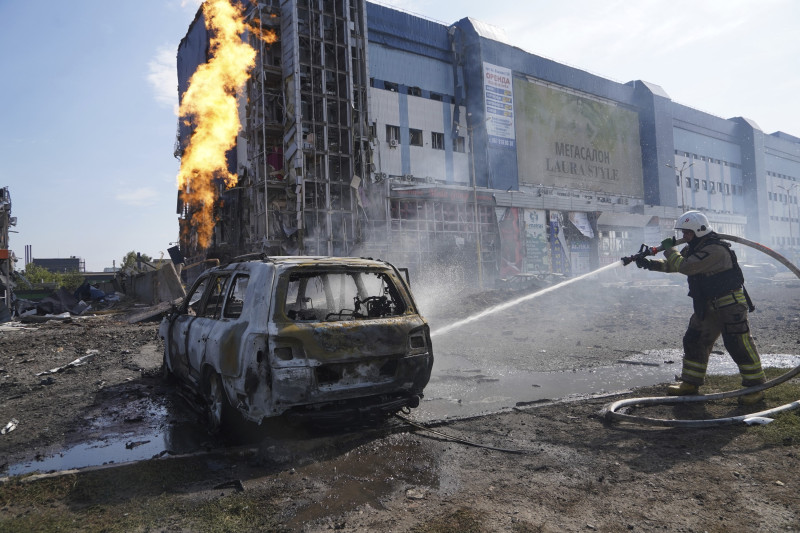 Scena nakon ruskog napada na Harkov, 1. rujna 2024. (izvor: AP Photo/Andrii Marienko/Guliver Image)