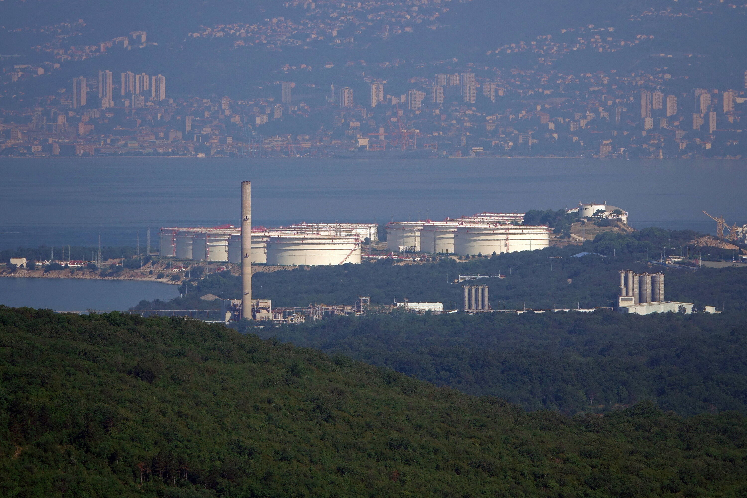 Tanklager bei Omisalj, Krk, Kroatien Tanklager bei Omisalj, Krk, Kroatien Copyright: xZoonar.com/VolkerxRauchx 23139125