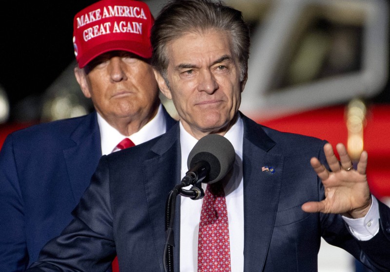 Donald Trump i Mehmet Oz za vrijeme skupa u Pennsylvaniji 5. studenog 2022. (izvor: Imago Lifestyle/Guliver Image)