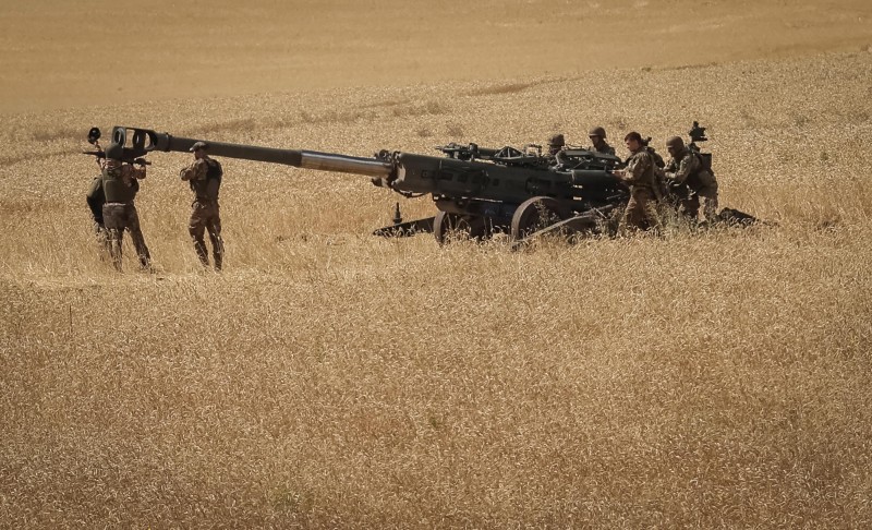 Ukrajinska vojska i haubica M777 (izvor: REUTERS/Gleb Garanich/Guliver Image)