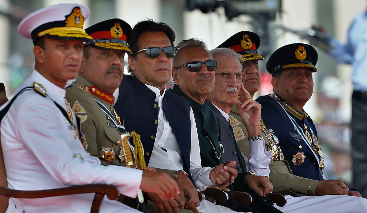 Pakistanski premijer Imran Khan (treći s lijeva) i najviši pakistanski vojni dužnosnici za vrijeme vojne parade, 23. ožujka 2022. (izvor: Associated Press/Anjum Naveed/Guliver Image)