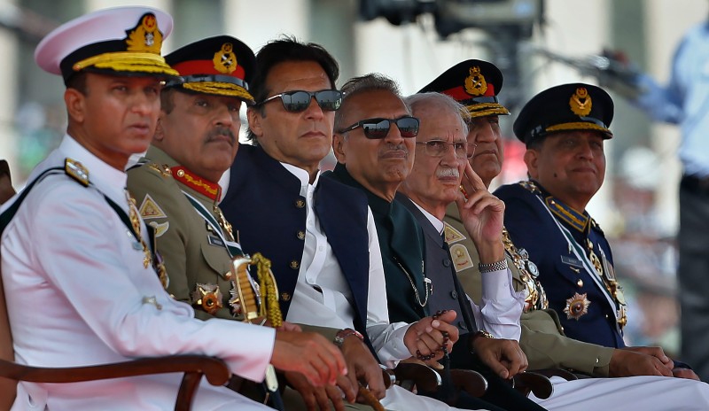 Pakistanski premijer Imran Khan (treći s lijeva) i najviši pakistanski vojni dužnosnici za vrijeme vojne parade, 23. ožujka 2022. (izvor: Associated Press/Anjum Naveed/Guliver Image)