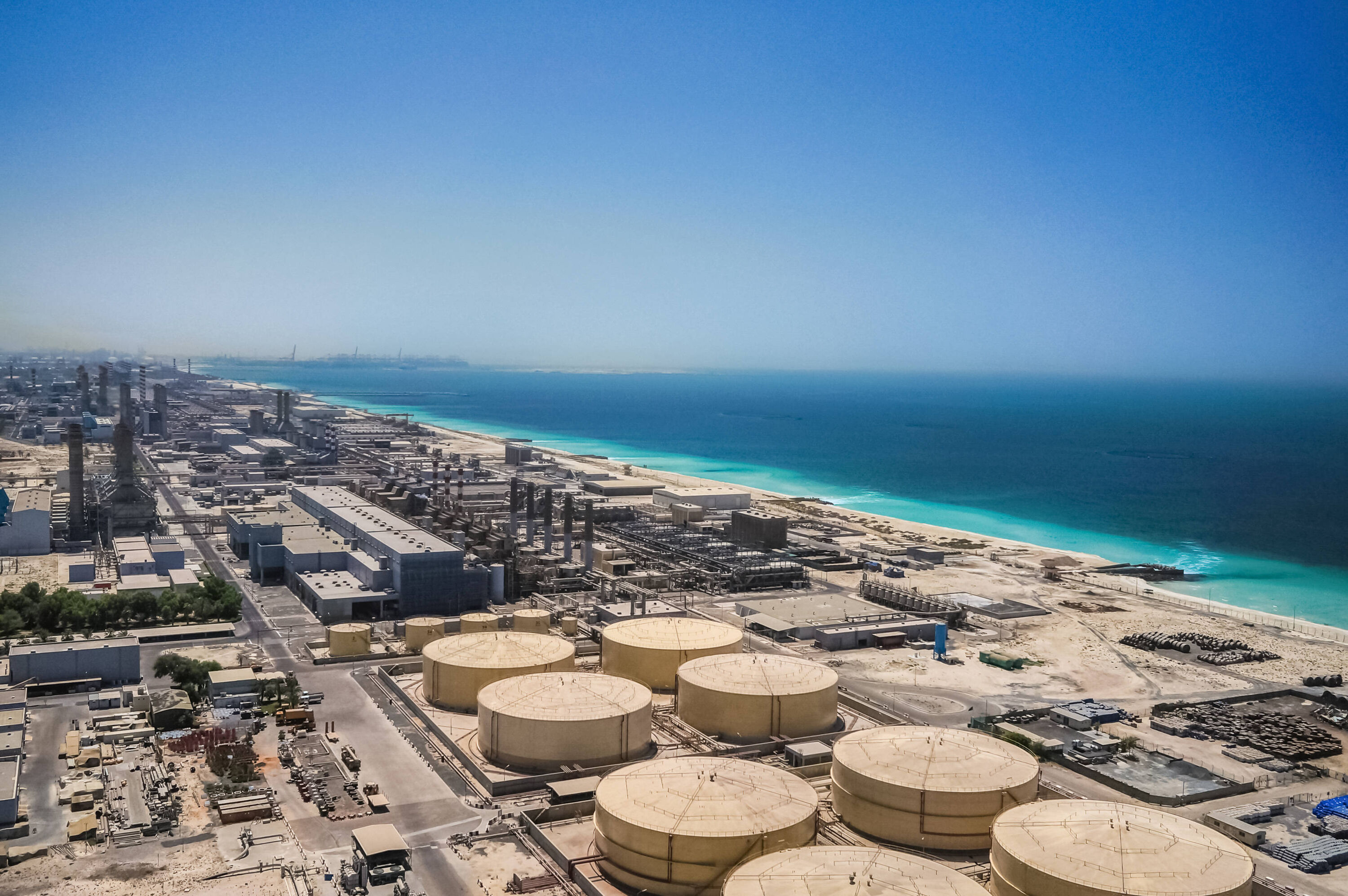 Dubai. Moderne Entsalzungsanlage an der K?ste des Arabischen Golfs. Ansicht von oben. Dubai. Modern desalination plant on the shores of the Arabian Gulf. Aeral view. Copyright: xZoonar.com/StanislavxSablinx 22758910