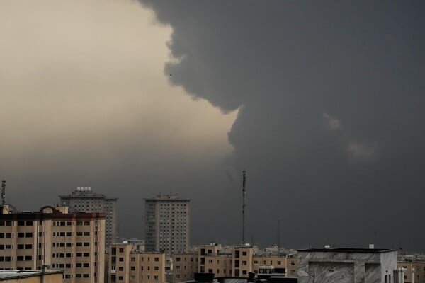 Pakao u kotlini podno planine Alborz: Teheran je i prije rata bio jedan od najzagađenijih gradova na svijetu, ciljanjem naftnih skladišta grad od 10 milijuna ljudi sad se doslovno guši