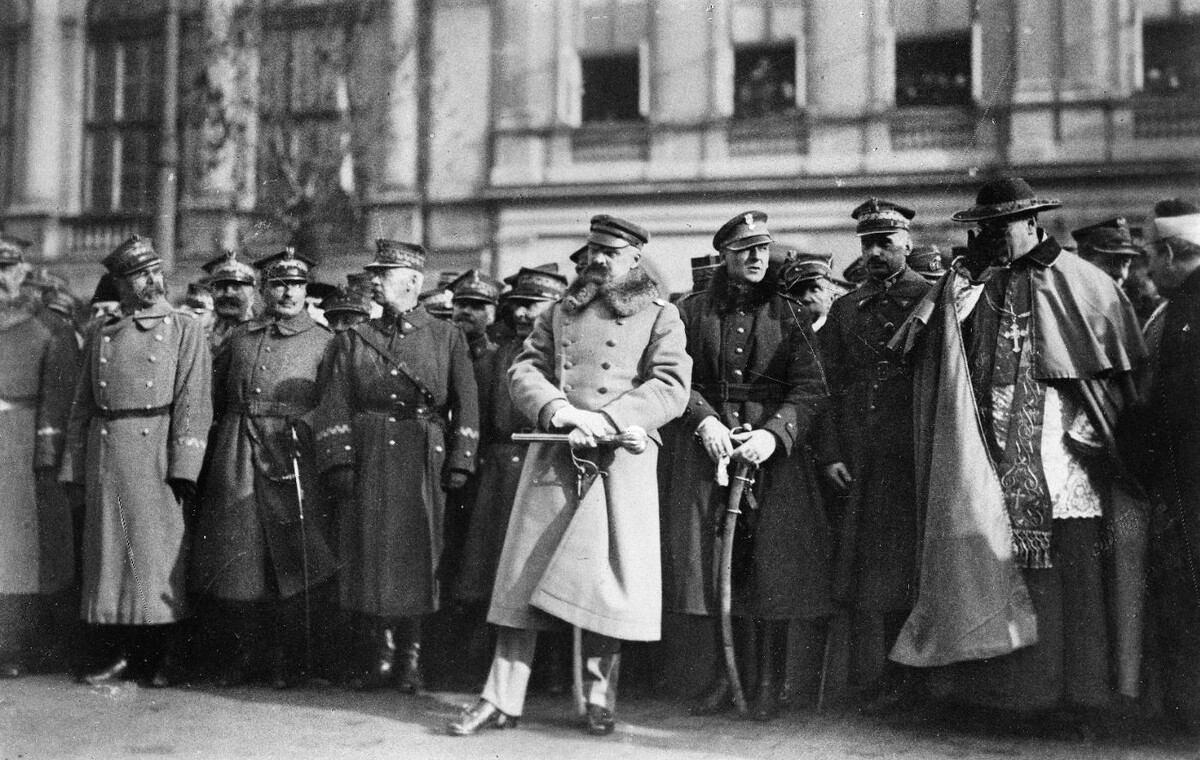 Jozef Pilsudski (center)